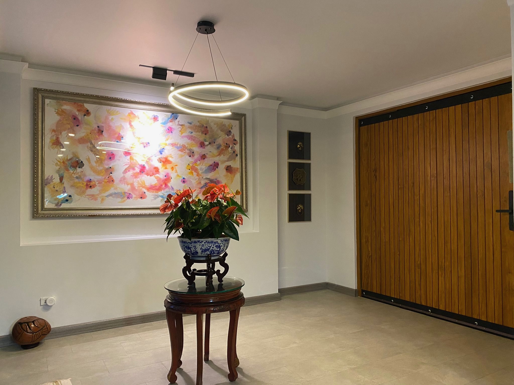 Villa Koh living room with large-format painting and pendant light